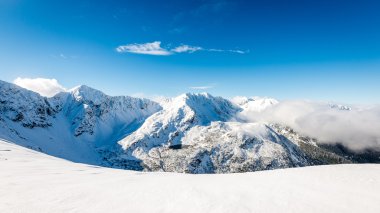 dağ başında kışın kar parlak güneş ve mavi ile kaplı