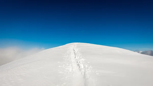 Cumes de montanha no inverno coberto de neve com sol brilhante e azul — Fotografia de Stock