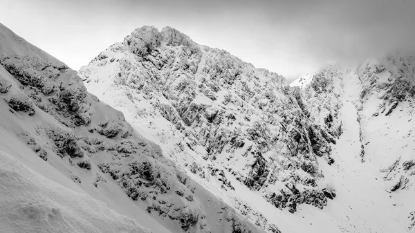 Cumes de montanha no inverno cobertos de neve — Fotografia de Stock