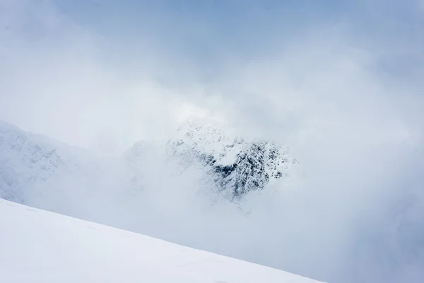 Cumes de montanha no inverno cobertos de neve — Fotografia de Stock