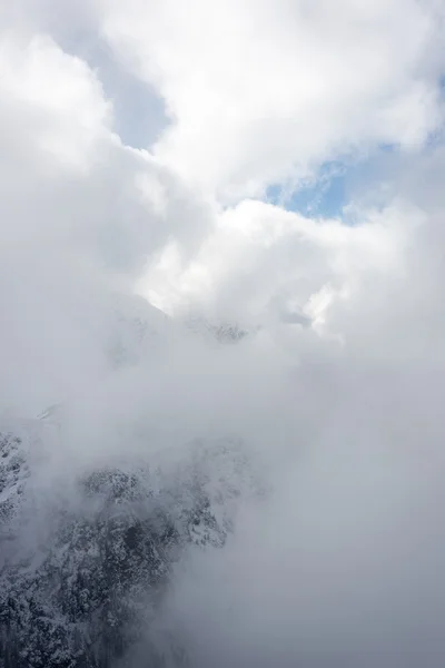 Mountain tops in winter covered in snow — Stock Photo, Image