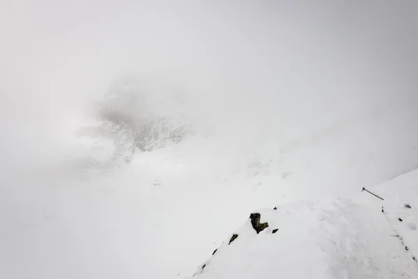 Cumes de montanha no inverno cobertos de neve — Fotografia de Stock