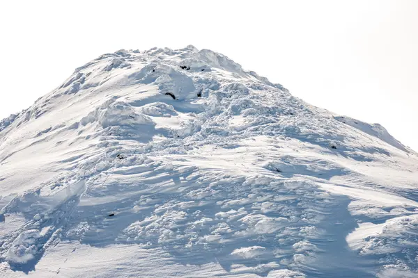 Cumes de montanha no inverno cobertos de neve — Fotografia de Stock