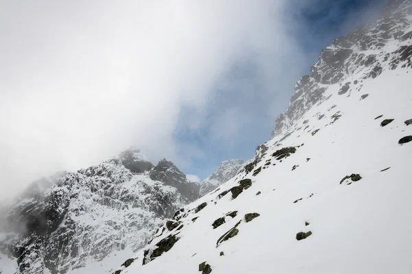 Cumes de montanha no inverno cobertos de neve — Fotografia de Stock