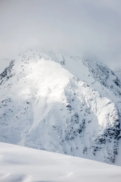 Télen, havas hegytetőkön — Stock Fotó