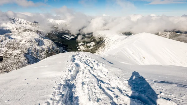 Télen a fényes nap, és a kék havas hegycsúcsokon — Stock Fotó