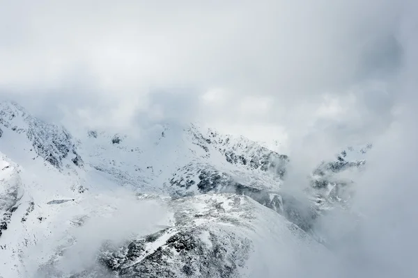 Sommets en hiver recouverts de neige — Photo