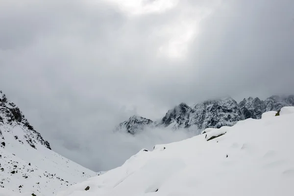 Mountain tops in winter covered in snow — Stock Photo, Image