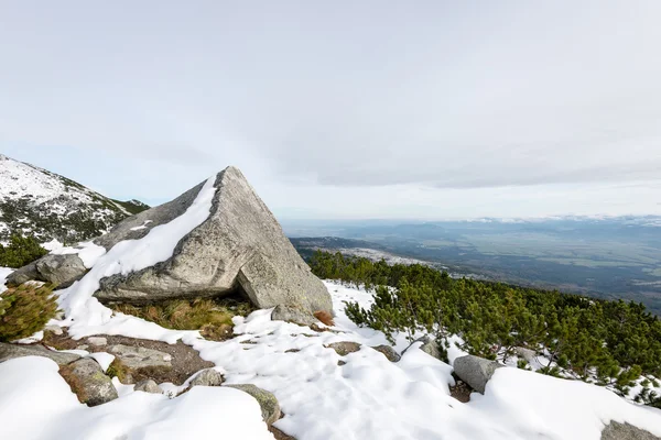 Télen, havas hegytetőkön — Stock Fotó