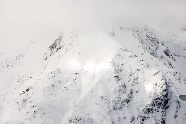 Cumes de montanha no inverno cobertos de neve — Fotografia de Stock