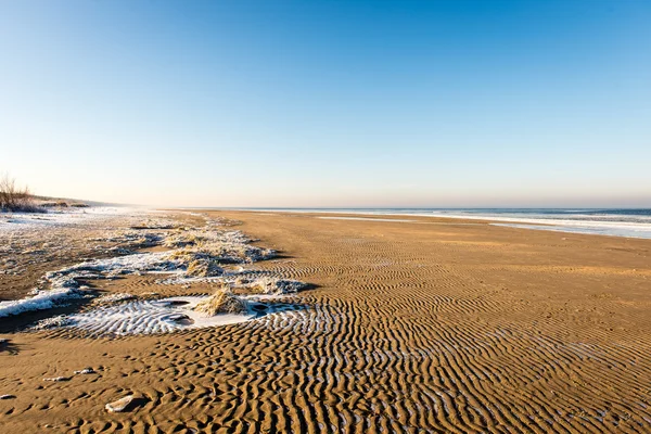 Vista congelada de la playa por el mar báltico — Foto de Stock