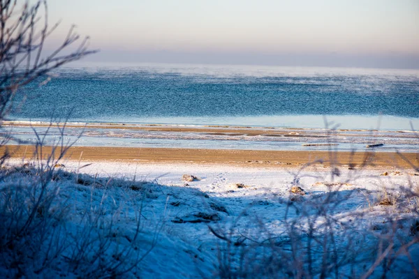 Vue sur la plage gelée au bord de la mer baltique — Photo