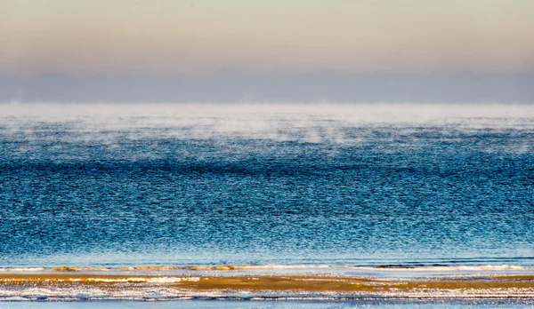 Uitzicht op het bevroren strand aan de Oostzee — Stockfoto