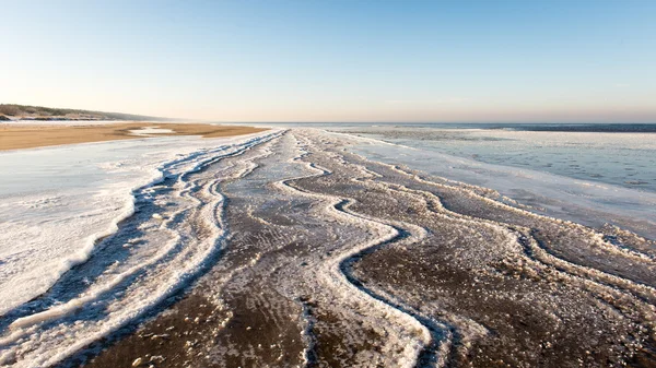 Blick auf den gefrorenen Strand an der Ostsee lizenzfreie Stockbilder