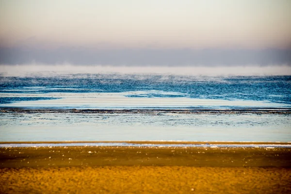 Vista congelada de la playa por el mar báltico — Foto de Stock