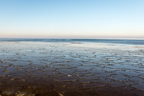 Vista congelada da praia pelo mar baltico — Fotografia de Stock