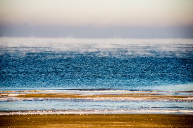 Baltık Denizi tarafından dondurulmuş plaj manzarası