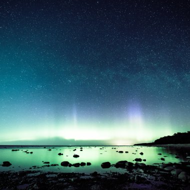 Baltık Denizi üzerinde yoğun Kuzey ışıkları (Kutup ışıkları)