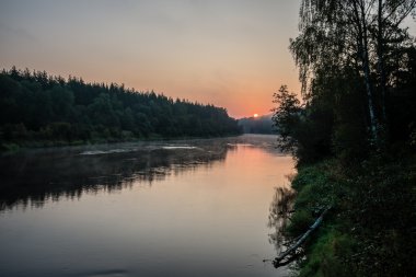Gölün üzerinde renkli gün doğumu