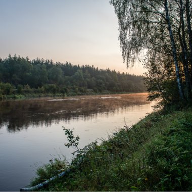 Gölün üzerinde renkli gün doğumu