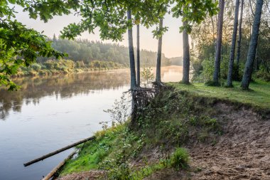 Gölün üzerinde renkli gün doğumu