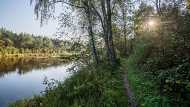 Gölün üzerinde renkli gün doğumu