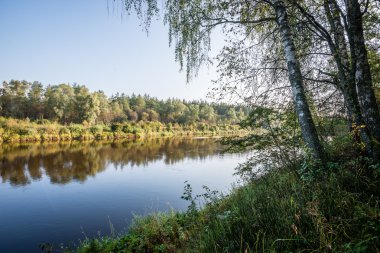 Gölün üzerinde renkli gün doğumu