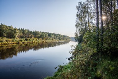 Gölün üzerinde renkli gün doğumu