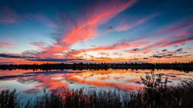 Gölün üzerinde renkli gün doğumu