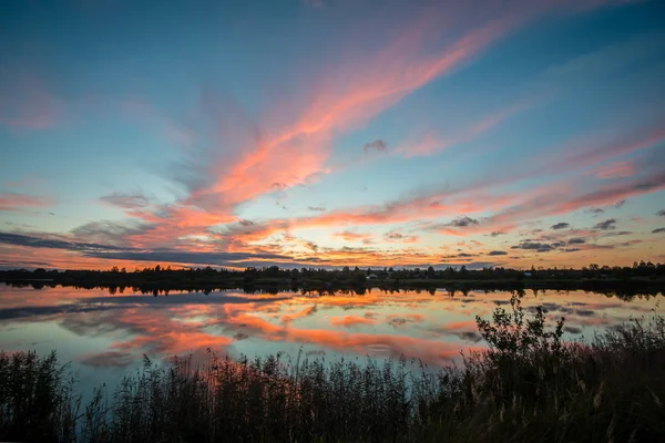 Farbenfroher Sonnenaufgang über dem See — Stockfoto