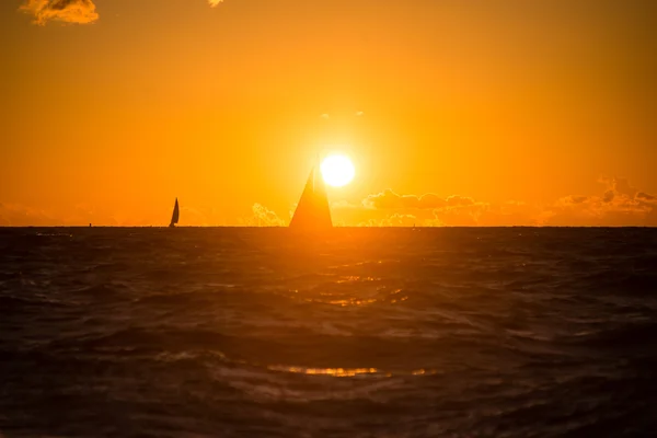 五颜六色的日出湖与小船 — 图库照片