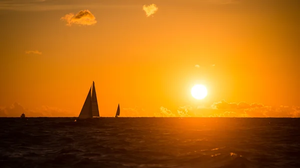 五颜六色的日出湖与小船 — 图库照片