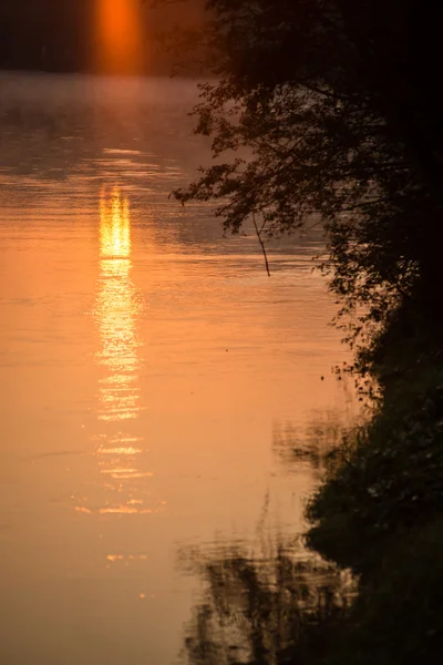 Färgglad soluppgång över sjön — Stockfoto