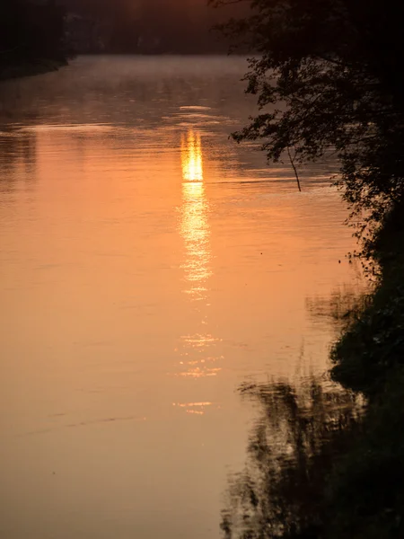 Colorido amanecer sobre el lago — Foto de Stock