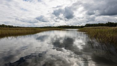 Kar ve dağ sakin göl su yansımalar