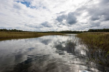 Kar ve dağ sakin göl su yansımalar