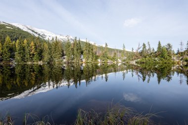 Kar ve dağ sakin göl su yansımalar
