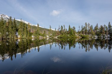 Kar ve dağ sakin göl su yansımalar
