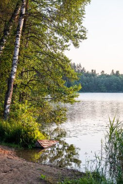 Sakin göl su yansımalar