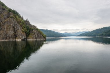 Sakin göl su yansımalar