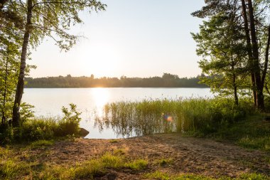Sakin göl su yansımalar