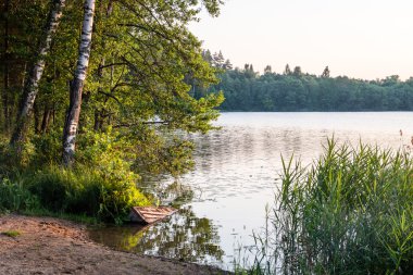 Sakin göl su yansımalar