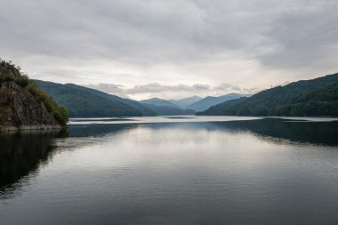 Sakin göl su yansımalar