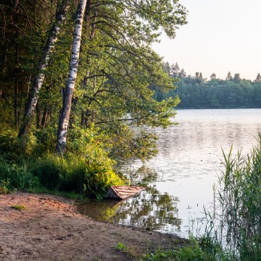 Sakin göl su yansımalar