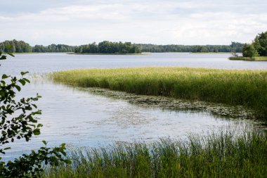 Sakin göl su yansımalar