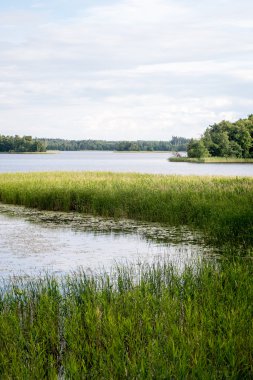 Sakin göl su yansımalar