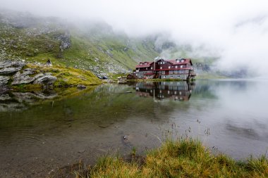 Sakin göl su yansımalar