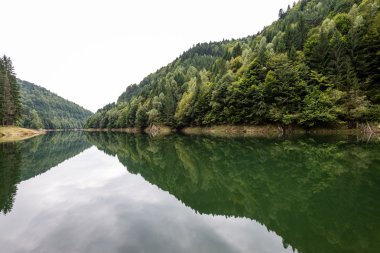 Sakin göl su yansımalar