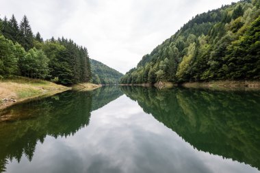 Sakin göl su yansımalar
