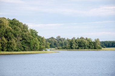 Sakin göl su yansımalar